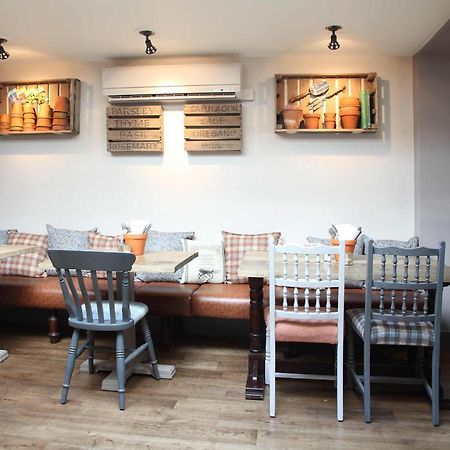 เดอะ ฟลาวเวอร์ พอท Hotel Sunbury-on-Thames ภายนอก รูปภาพ