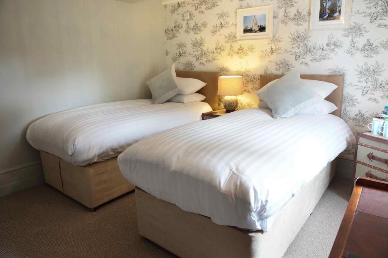 เดอะ ฟลาวเวอร์ พอท Hotel Sunbury-on-Thames ภายนอก รูปภาพ