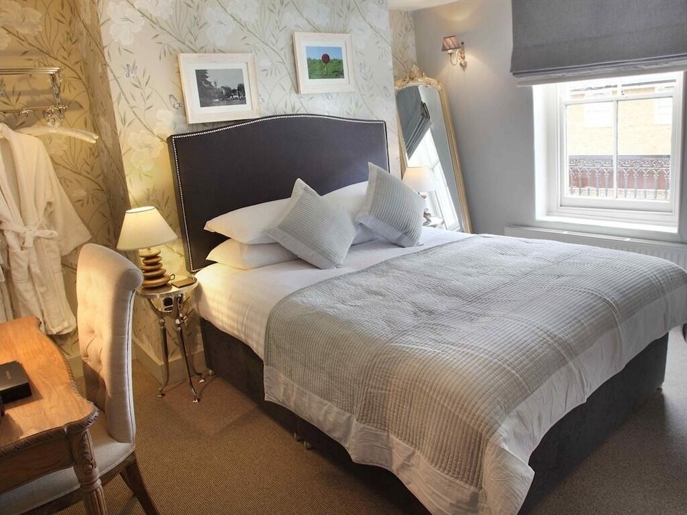 เดอะ ฟลาวเวอร์ พอท Hotel Sunbury-on-Thames ภายนอก รูปภาพ