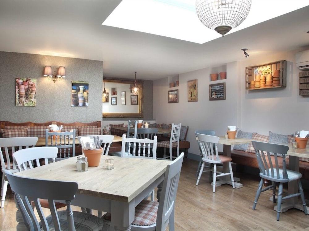 เดอะ ฟลาวเวอร์ พอท Hotel Sunbury-on-Thames ภายนอก รูปภาพ