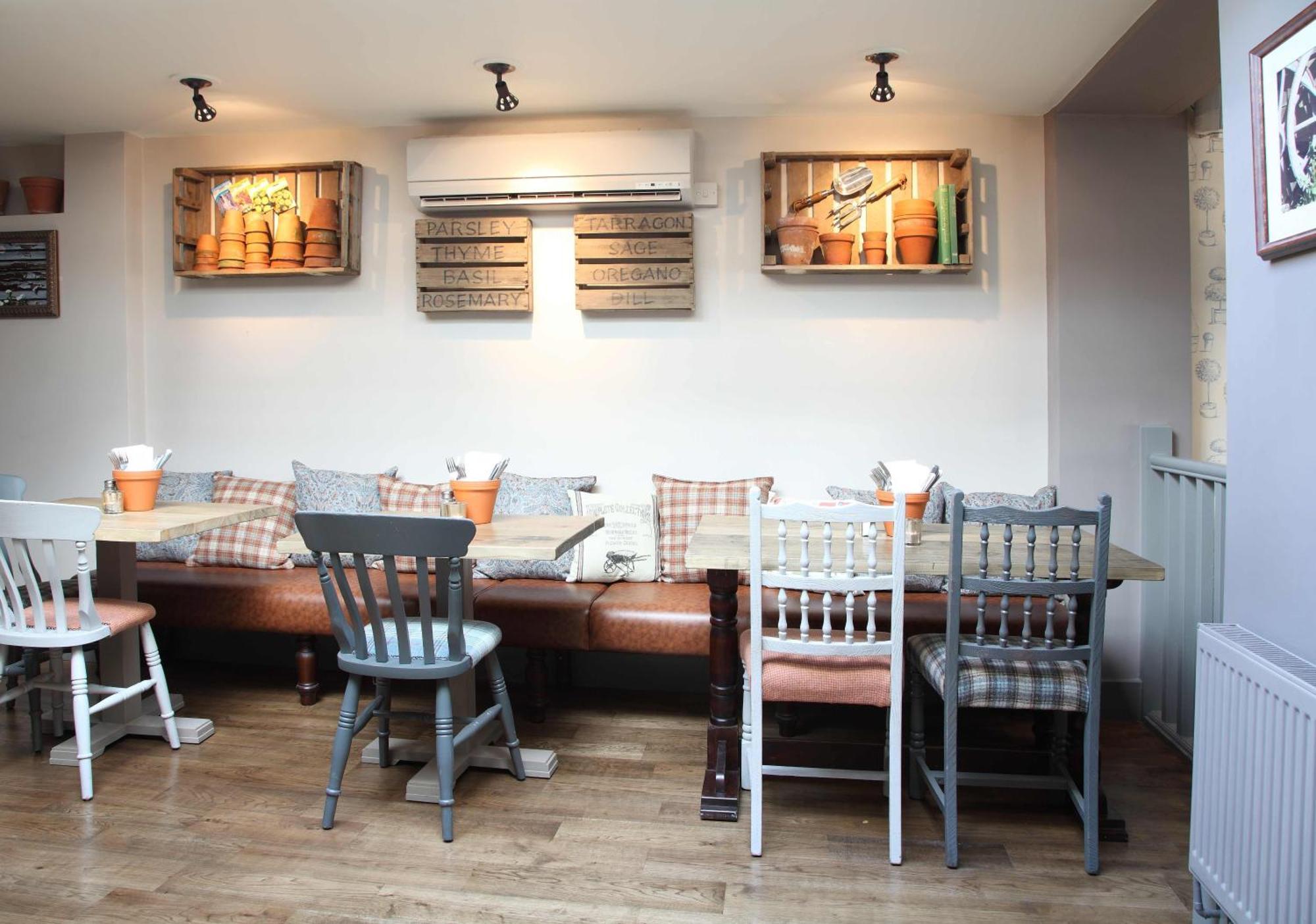 เดอะ ฟลาวเวอร์ พอท Hotel Sunbury-on-Thames ภายนอก รูปภาพ