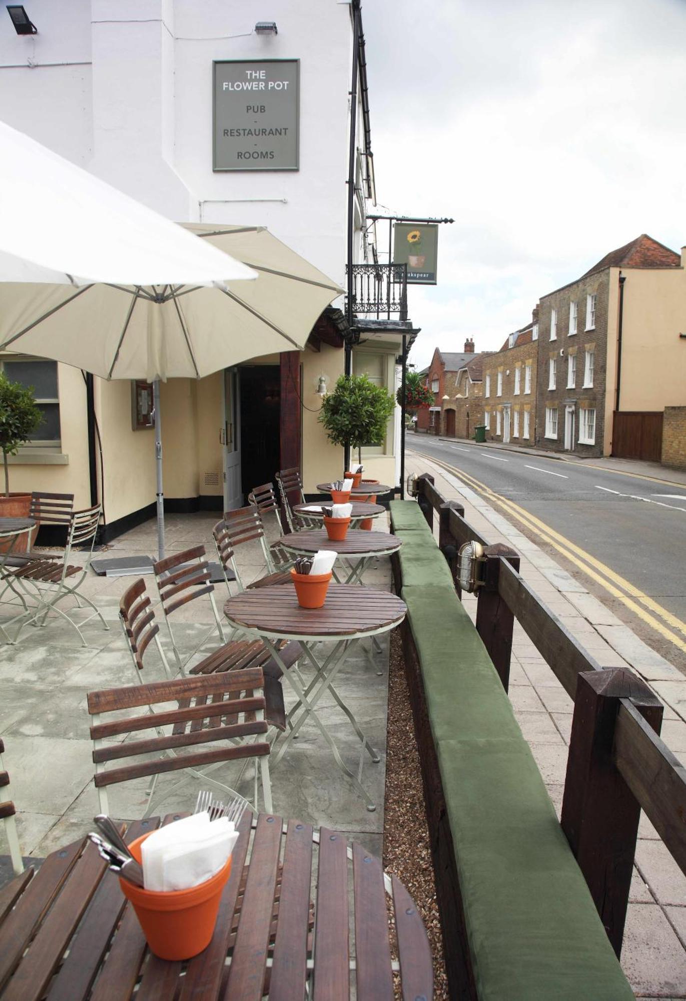 เดอะ ฟลาวเวอร์ พอท Hotel Sunbury-on-Thames ภายนอก รูปภาพ