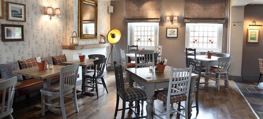 เดอะ ฟลาวเวอร์ พอท Hotel Sunbury-on-Thames ภายนอก รูปภาพ