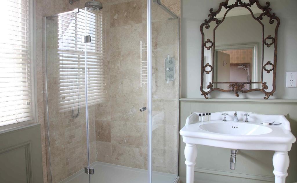 เดอะ ฟลาวเวอร์ พอท Hotel Sunbury-on-Thames ห้อง รูปภาพ
